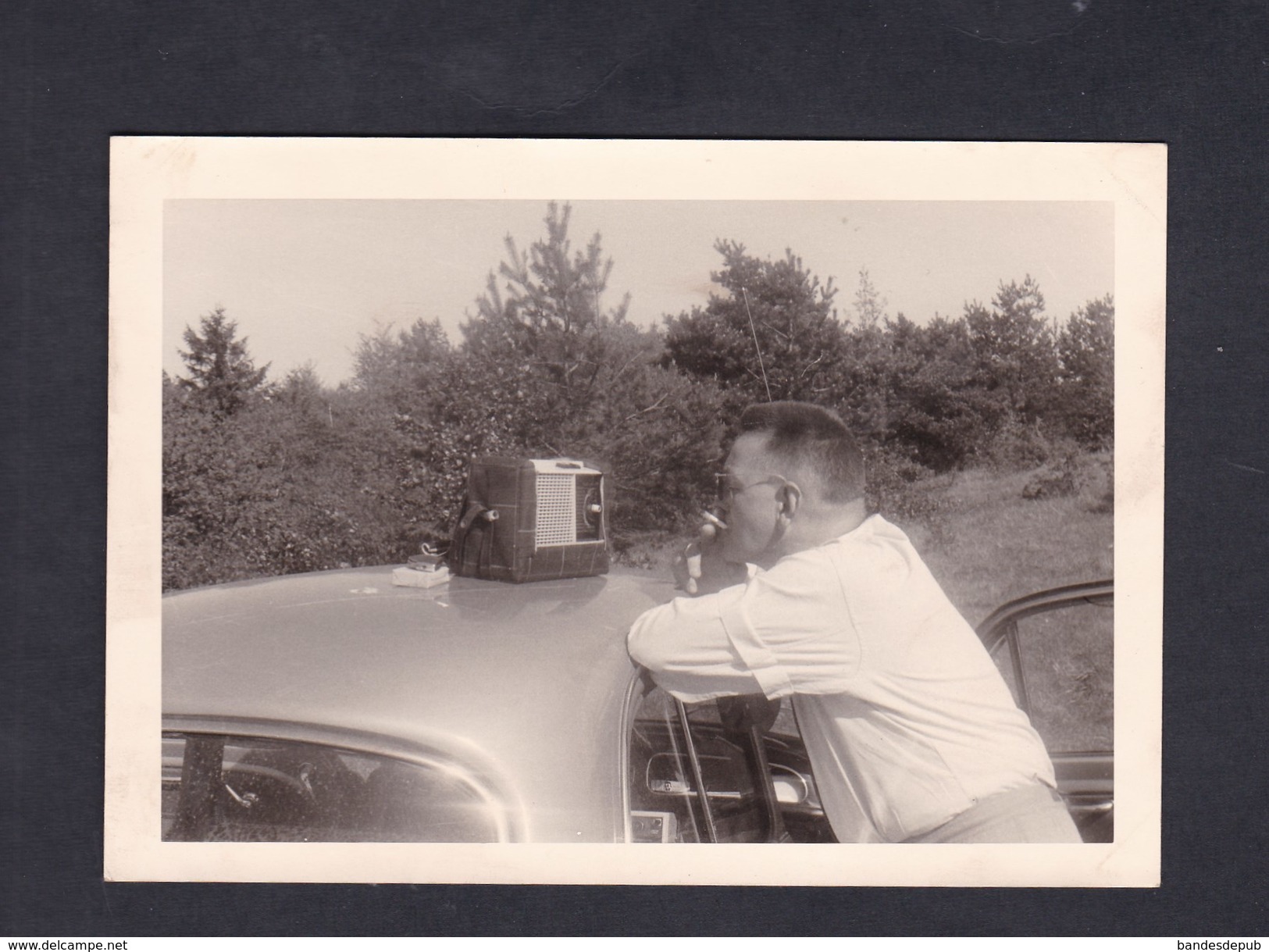 Photo Originale Sierck Les Bains Homme écoutant Radio Transistor Sur Le Toit D'une  Renault Dauphine En 1963 - Automobili