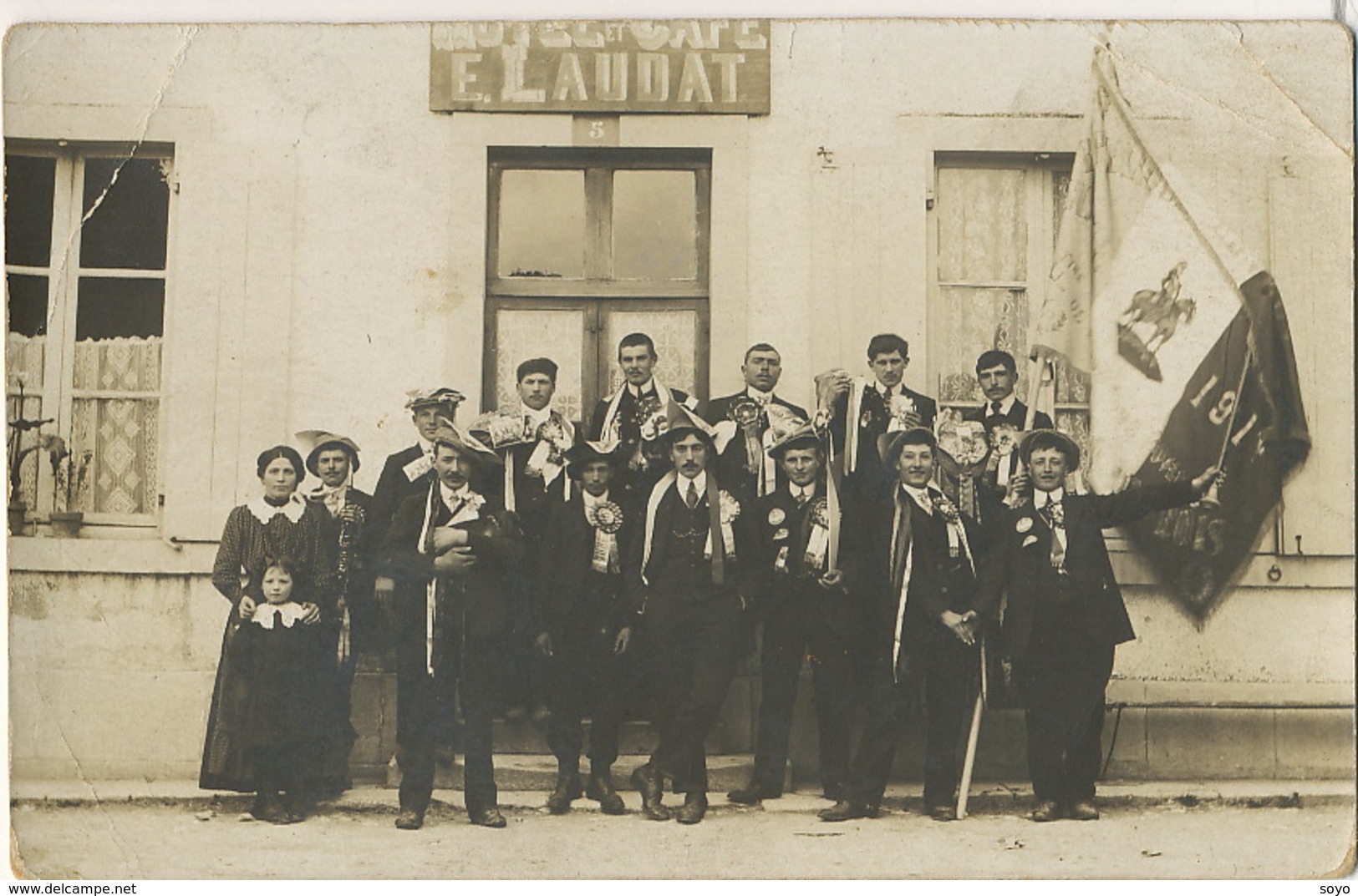 Real Photo Café E. Laudat Avec Conscrits Devant Plis - Cafés