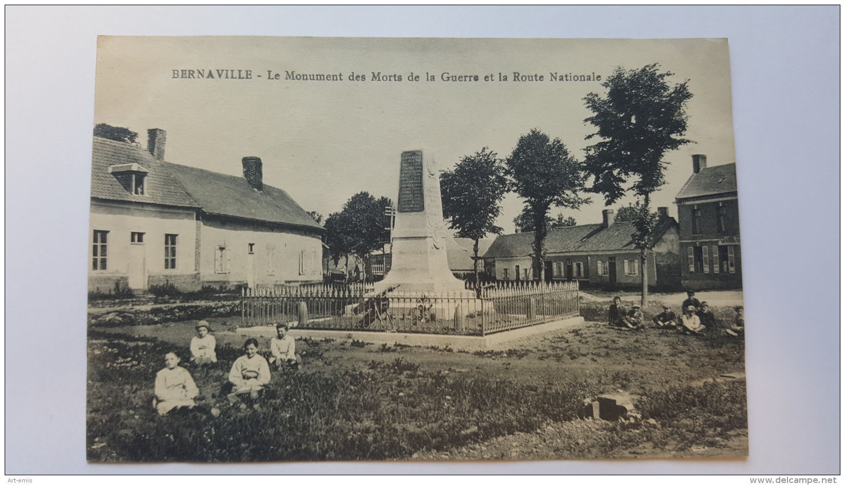 BERNAVILLE 80 LE MONUMENT DES MORTS DE LA GUERRE ET LA ROUTE NATIONALE SOMME CPA Animee Postcard - Autres & Non Classés