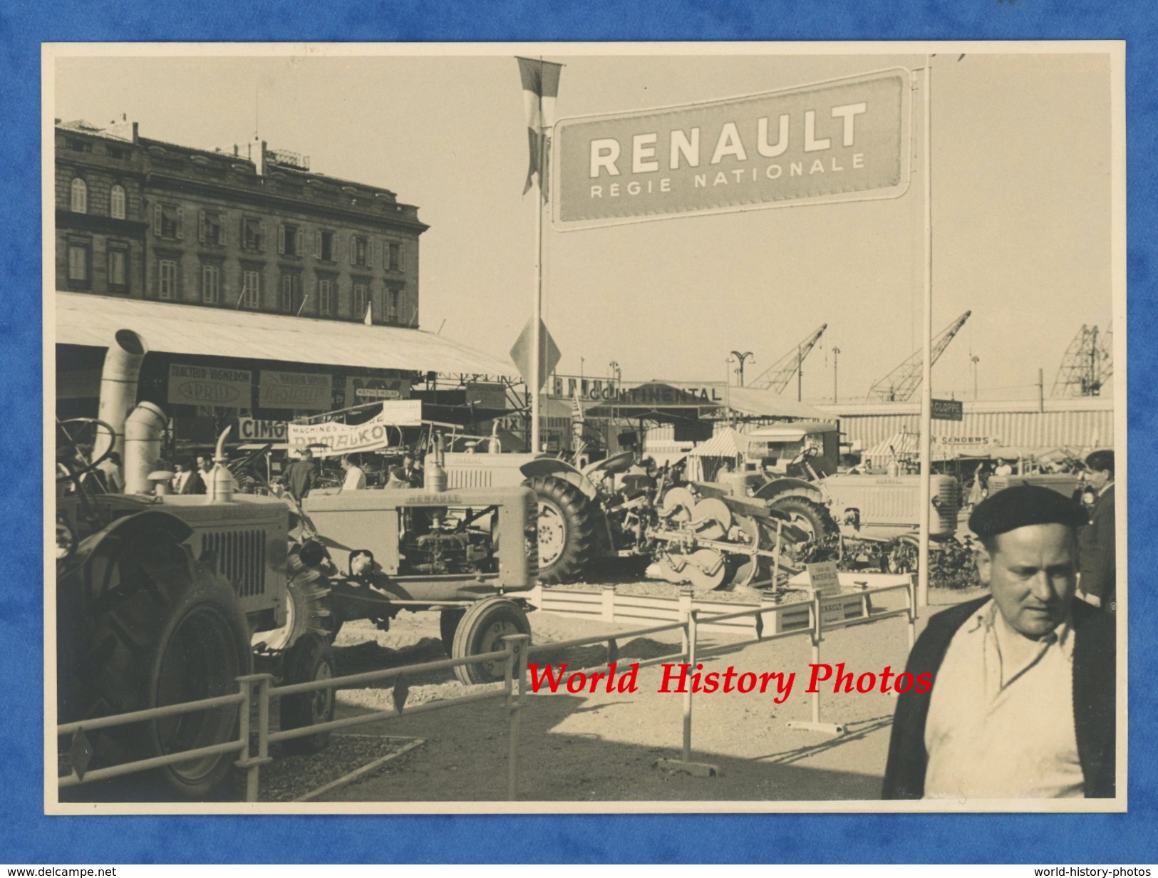 Photo Ancienne - Foire Agricole De BORDEAUX - Stand De Tracteur RENAULT - Machine Agricole - 1950 - Agriculture - Cars