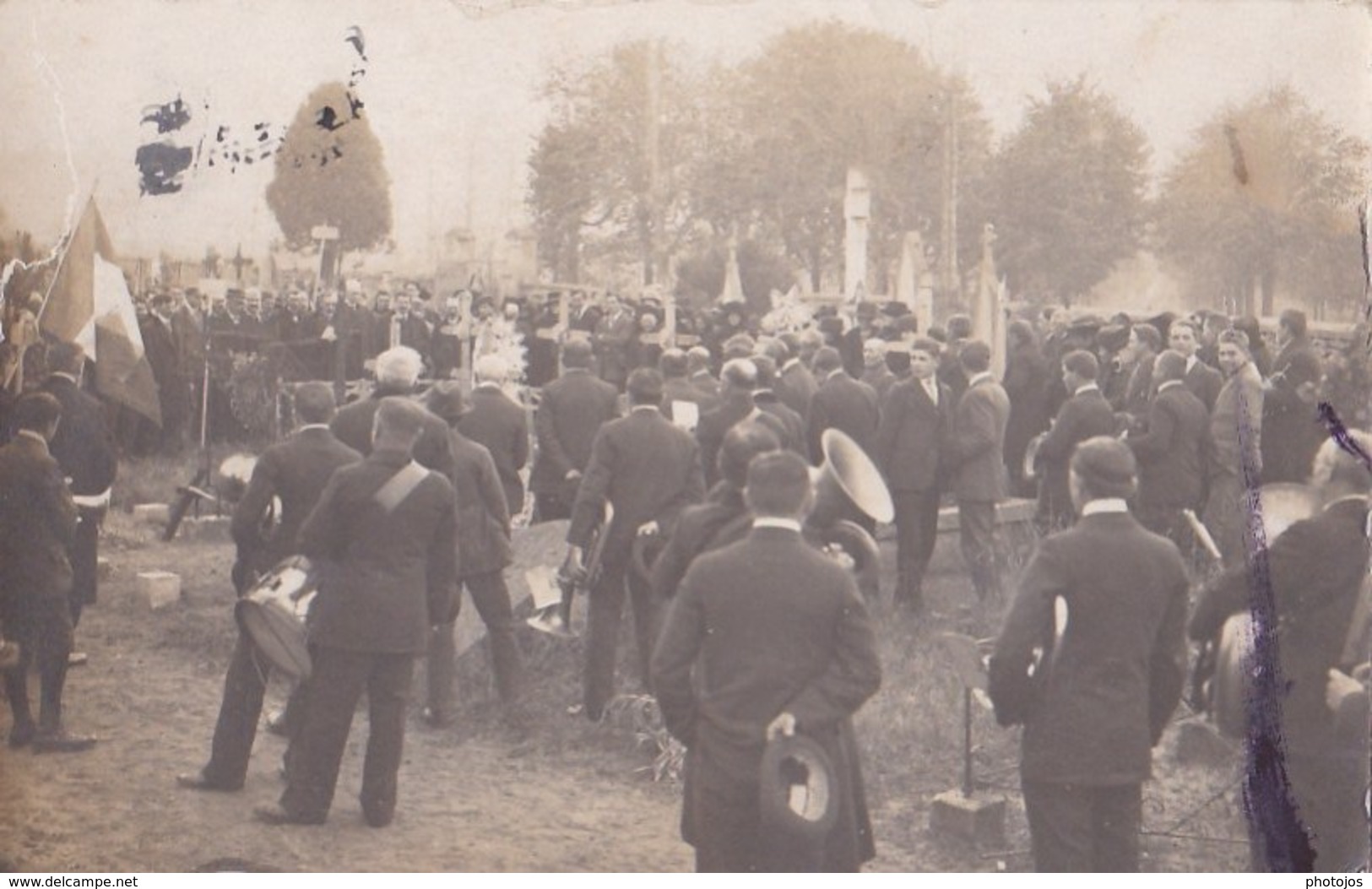 Carte Photo Cérémonie Militaire Dans Un Cimetière . Fanfare   Lieu à Déterminer - Guerre, Militaire