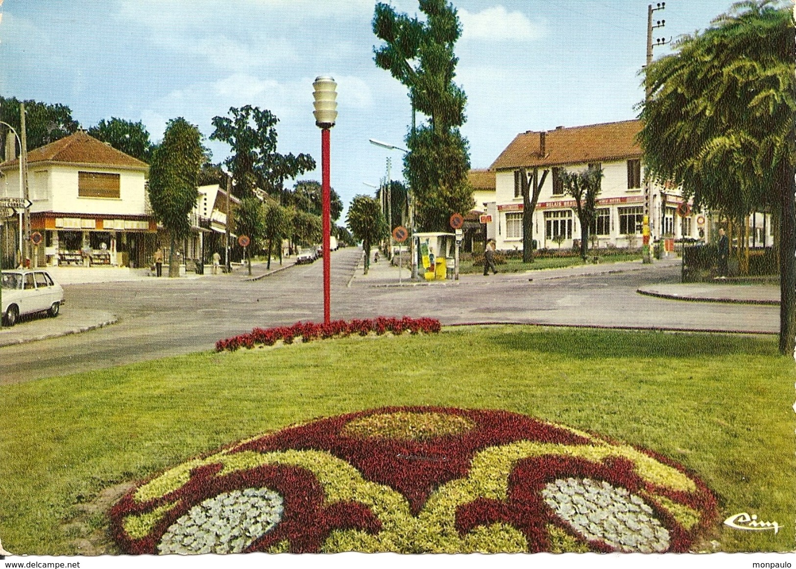 91. CPM. Essonne. Sainte-Geneviève Des Bois. Place De La Gare (animée, Autos, R6, Librairie Papeterie, Relais Hôtel, Etc - Sainte Genevieve Des Bois