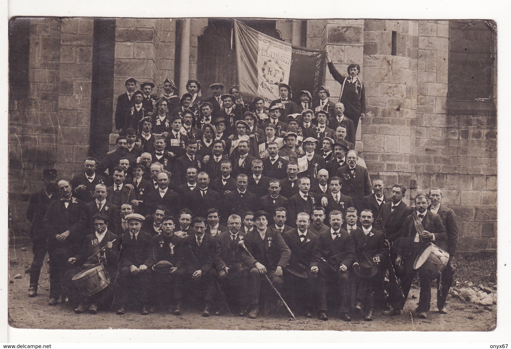 Carte Postale Photo PELUSSIN (Loire) Groupe Conscrits CLASSE 1912 Devant Eglise Tambour Drapeau VOIR 2 SCANS - Pelussin