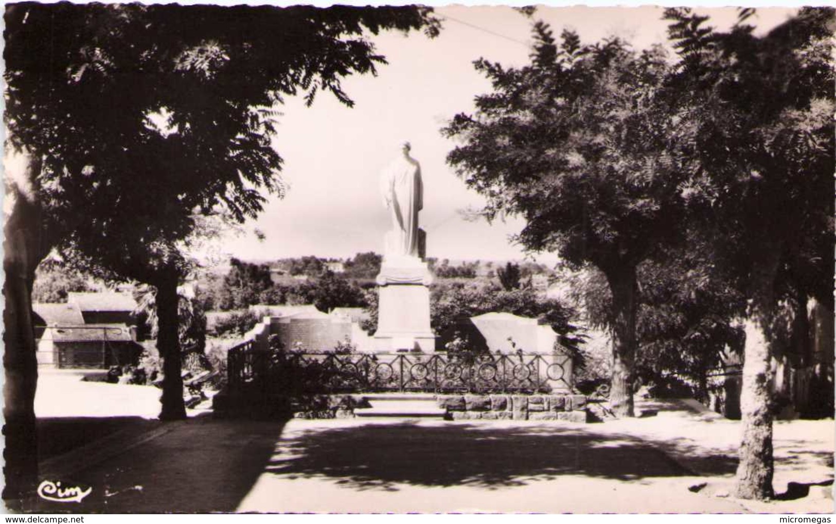 GIGNAC - Square Du Monument - Gignac