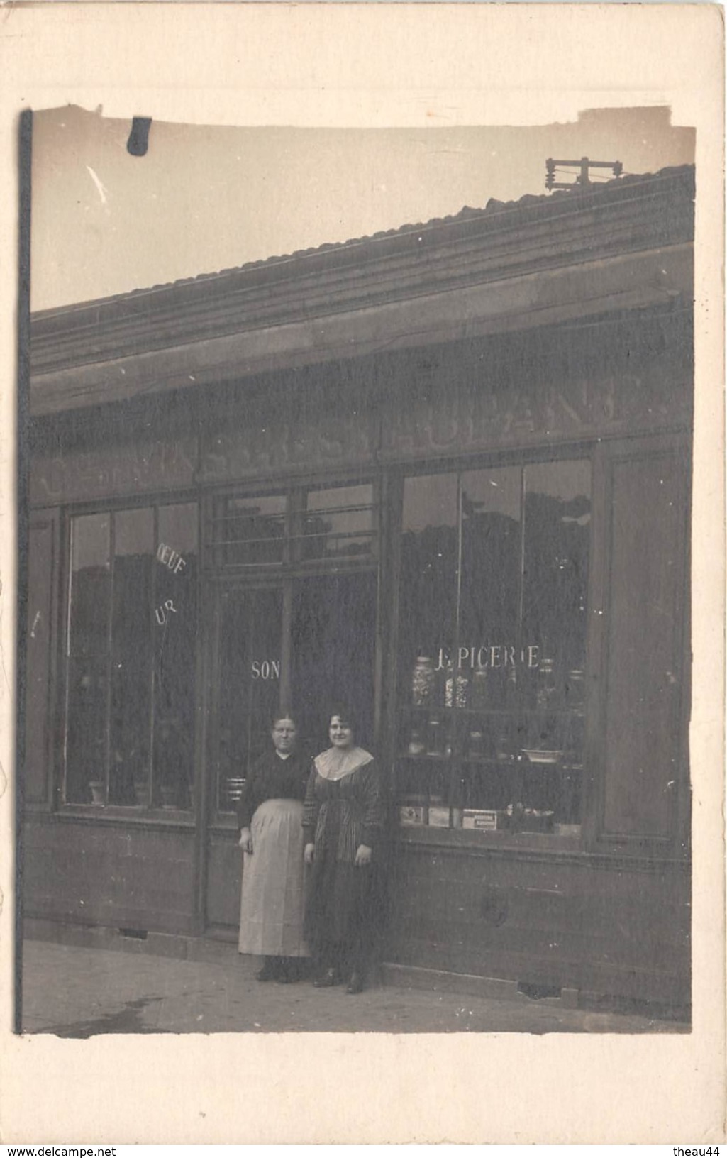 ¤¤   -  Carte-Photo Non Située  -  Deux Femmes Devant Un Café , Restaurant , Epicerie  - Commerce  -  ¤¤ - Non Classés