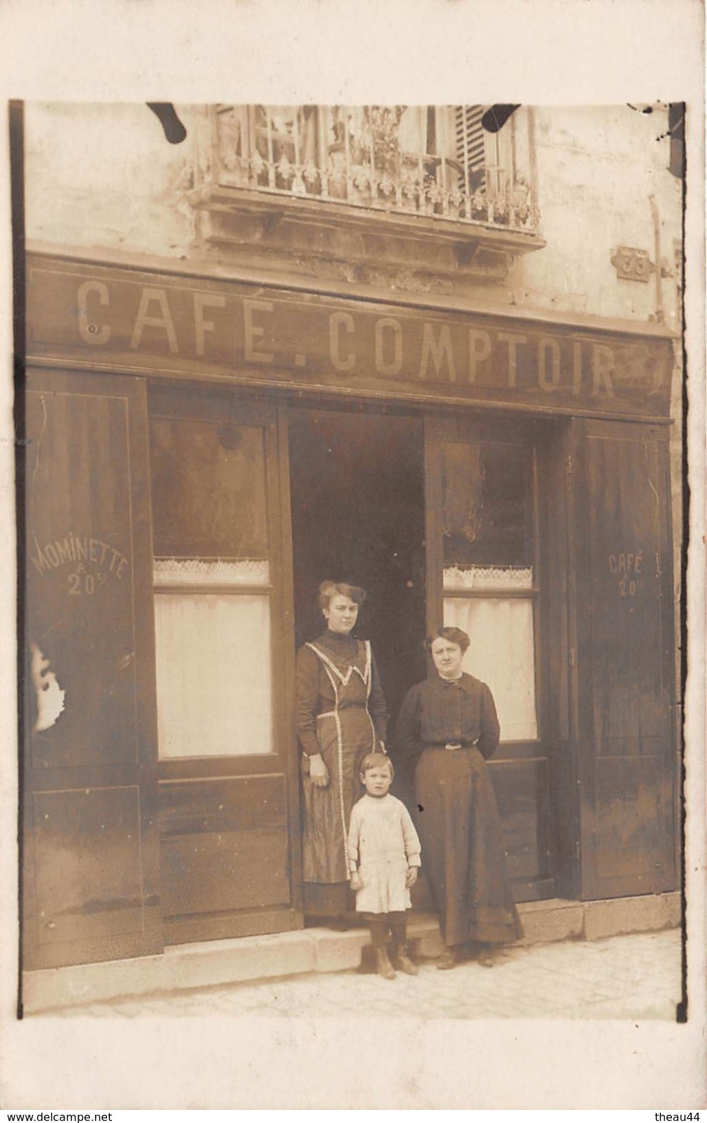 ¤¤   -  Carte-Photo Non Située  -  Deux Femmes Et Un Enfant Devant Un Café , Comptoir  - Commerce Au 33 D'une Rue  -  ¤¤ - Non Classés