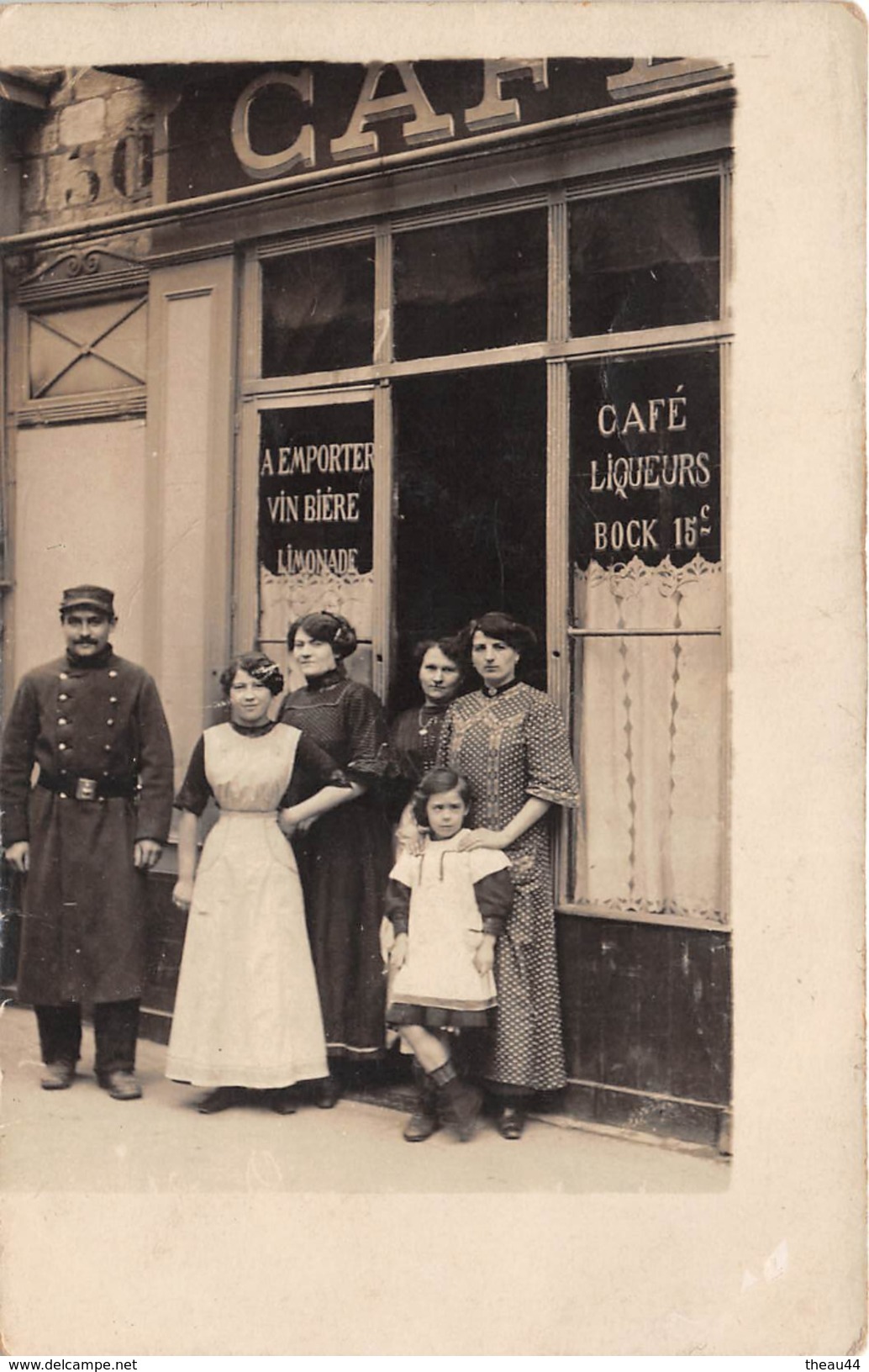 Carte-Photo Non Située  -  Groupe De Femmes Et 1 Militaire Devant Un Café   - Commerce - Unclassified