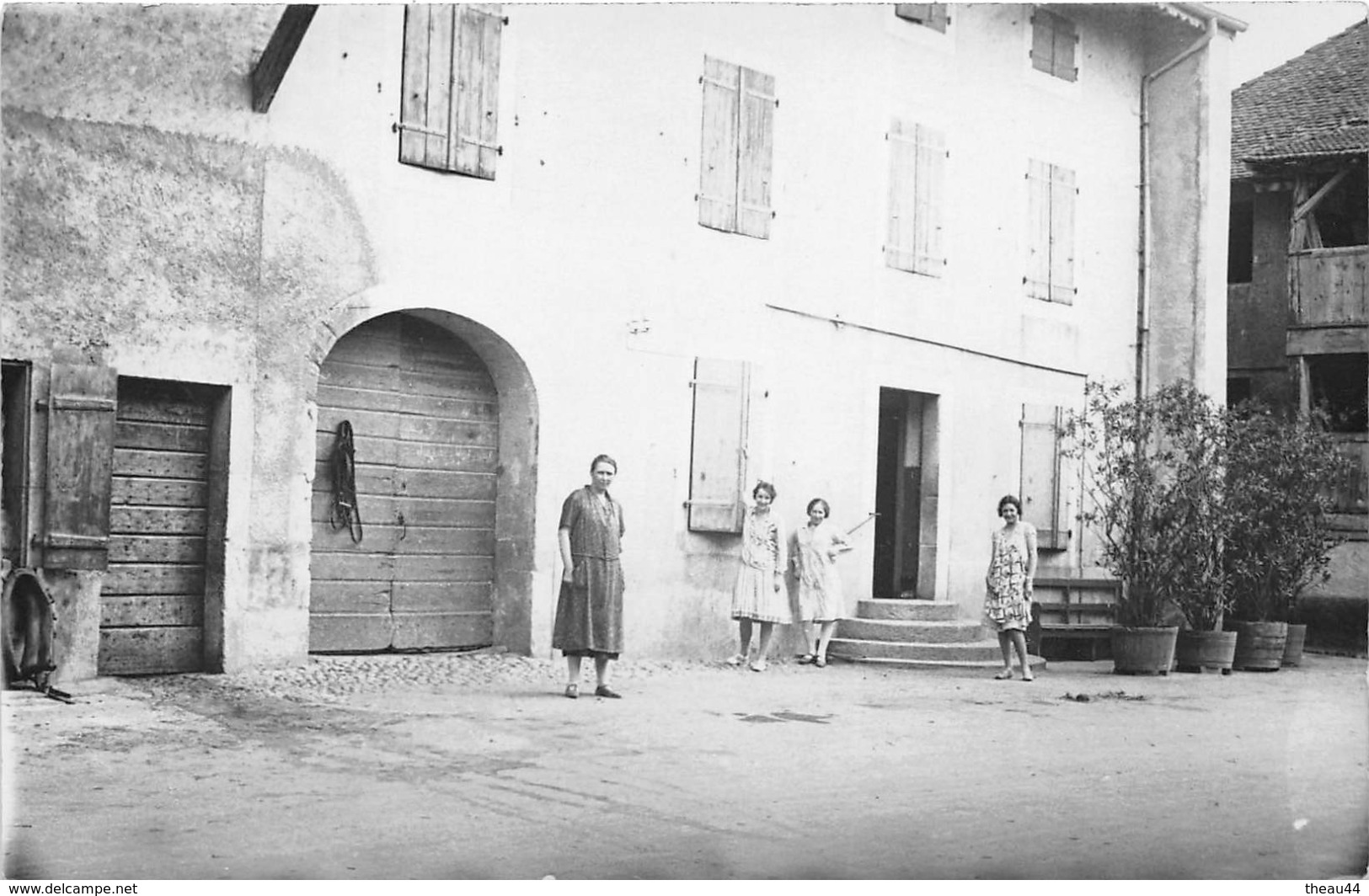 Carte-Photo Non Située  -  Groupe De Femmes Dans La Cour D'une Ferme  - Maison - Non Classés