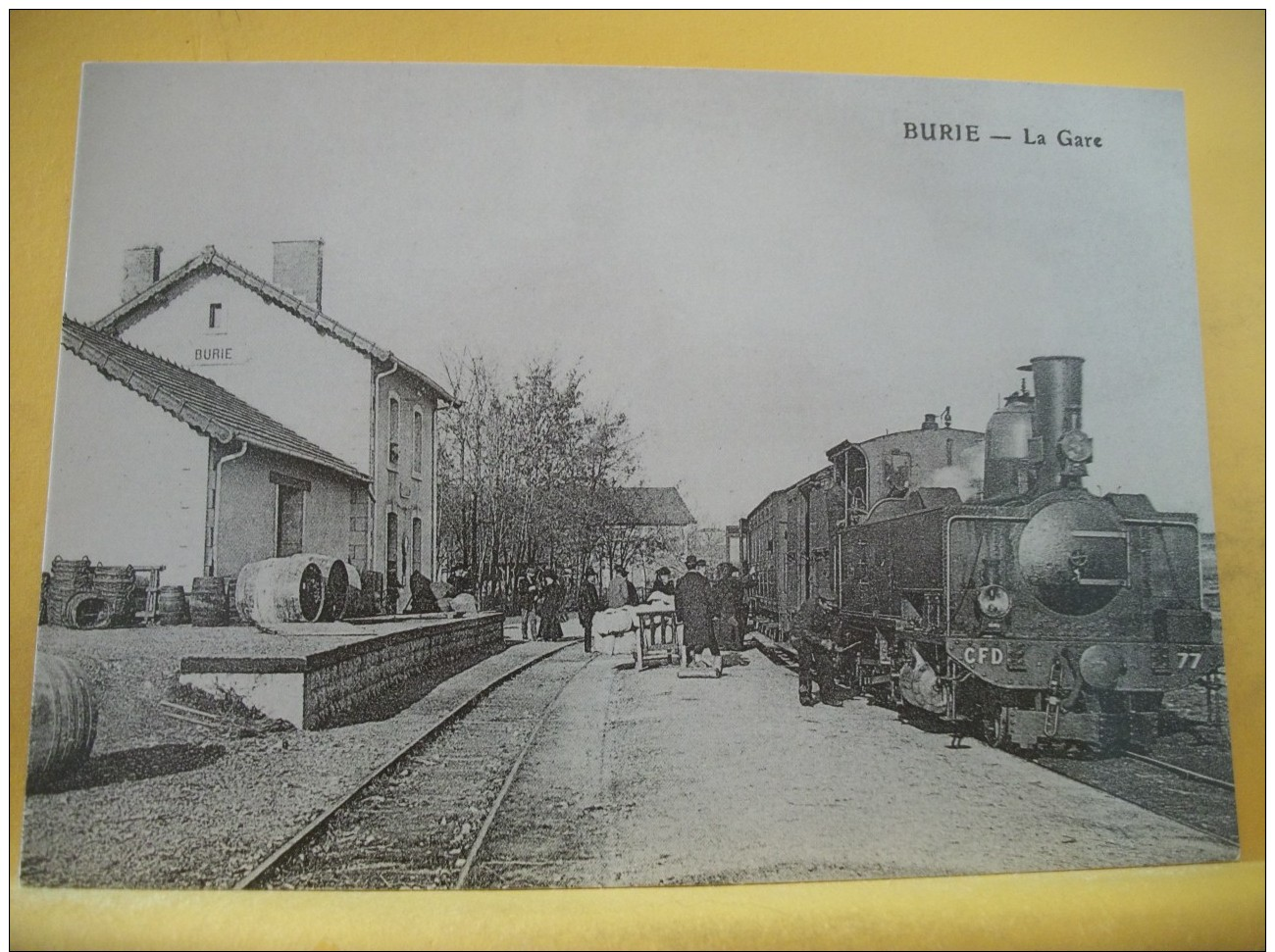 TRAIN 2209 - CPM REPRODUCTION- 17 BURIE - LIGNE DE ST JEAN D'ANGELY A COGNAC LOCOMOTIVE 130 T CAIL N° 77 DES CFD EN GARE - Autres & Non Classés