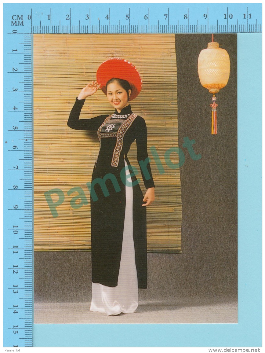 Vietnam -Linh Chi, Fashion Model In A Long Dress, Photo Hoang Trudong - 2 Scans - Mode