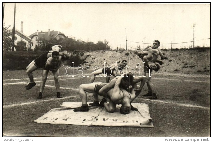 ** T2 Birk&oacute;z&oacute;k Edz&eacute;s K&ouml;zben / Training Wrestlers, Photo - Non Classés