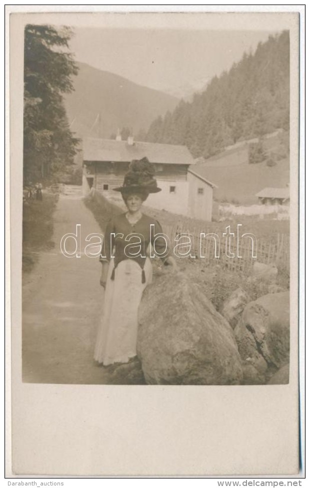 ** T1 Unidentified Village In The Mountains, Lady With Fancy Hat, Photo - Non Classés