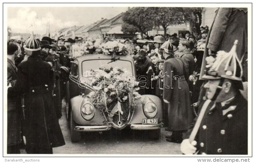 T2 1938 L&eacute;va, Levice; Bevonul&aacute;s, Automobil Vir&aacute;gkoszor&uacute;kkal / Entry Of The Hungarian... - Non Classés