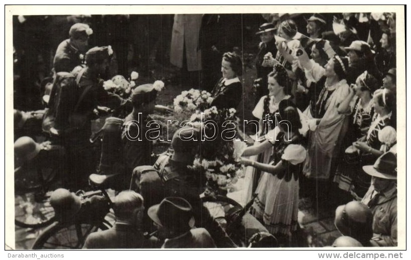 T2/T3 1938 Ipolys&aacute;g, Sahy; Bevonul&aacute;s, Katon&aacute;k P&aacute;rtos Le&aacute;nyokkal / Entry Of The... - Non Classés