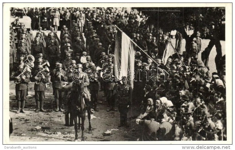 T2 1938 Ipolys&aacute;g, Sahy; Bevonul&aacute;s. Az Est Foto / Entry Of The Hungarian Troops - Non Classés