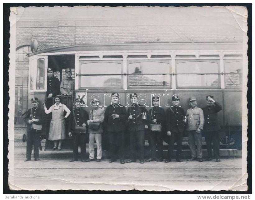 1938 BSzKRt VillamosvezetÅ‘inek, EllenÅ‘reinek Egy Csoportja, H&aacute;tt&eacute;rben Egy Villamossal, 8x11 Cm. - Autres & Non Classés