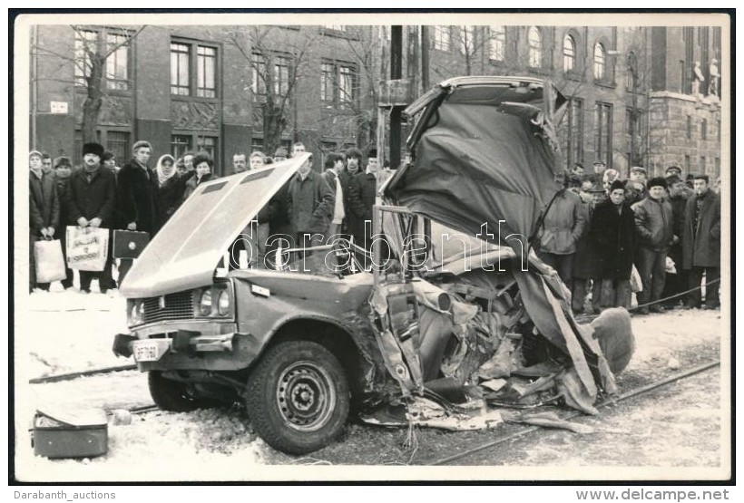 Cca 1980 Budapest, A 23-as Villamos Balesete Sor&aacute;n &ouml;sszeroncsol&oacute;dott Aut&oacute;, Fot&oacute;,... - Autres & Non Classés