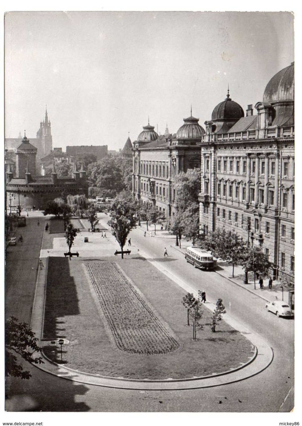 Pologne--CRACOVIE--1962--Place Matejko (autocar)  Cpsm 15 X 10 -- Timbre + Cachet - Pologne