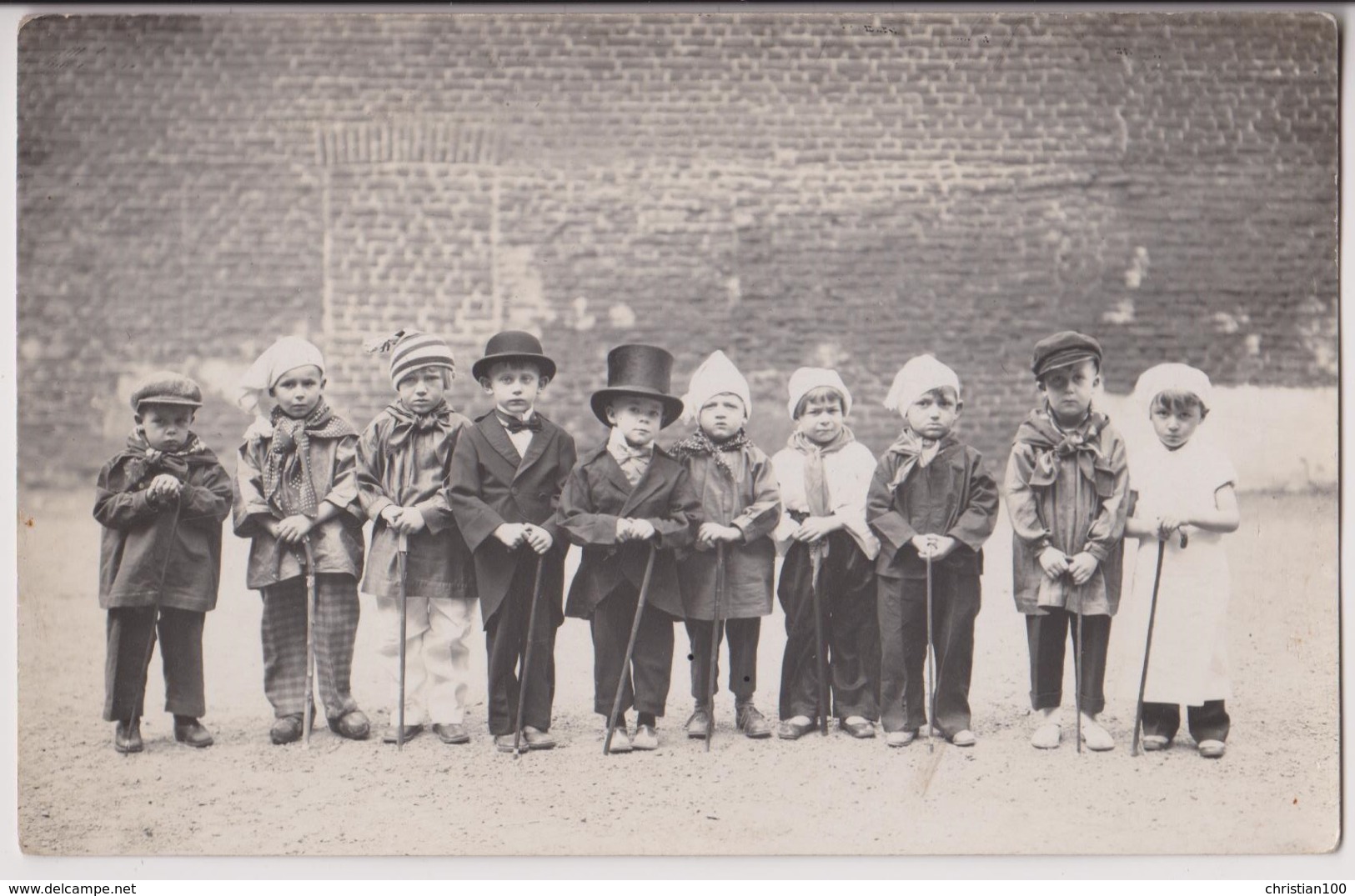 CARTE PHOTO : DES PETITS SAVOYARDS - FETE D'UNE ECOLE - BLASON DE BRIQUE ? - 2 SCANS - - A Identifier