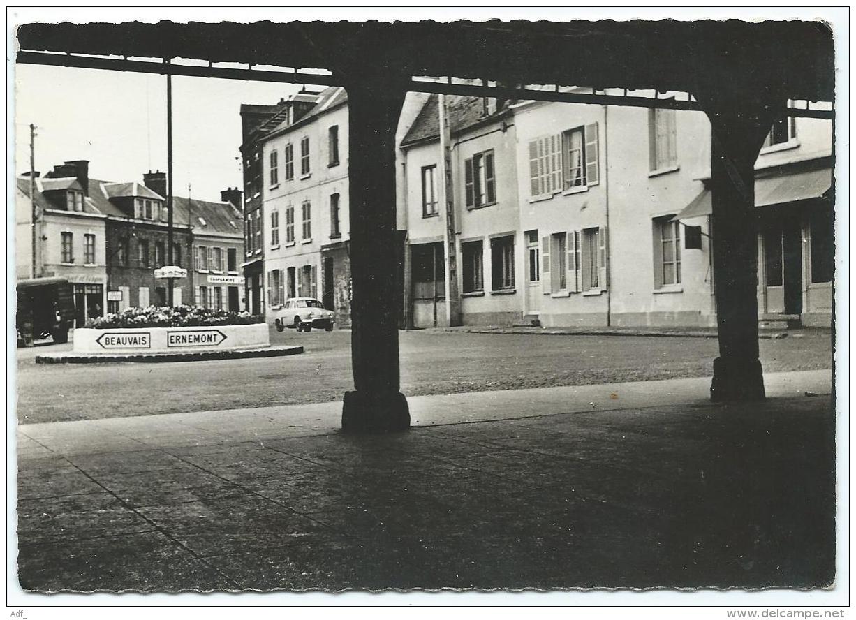 CPSM SONGEONS, PLACE DU MARCHE COUVERT, PANNEAU " BEAUVAIS " ET " ERNEMONT ", OISE 60 - Songeons