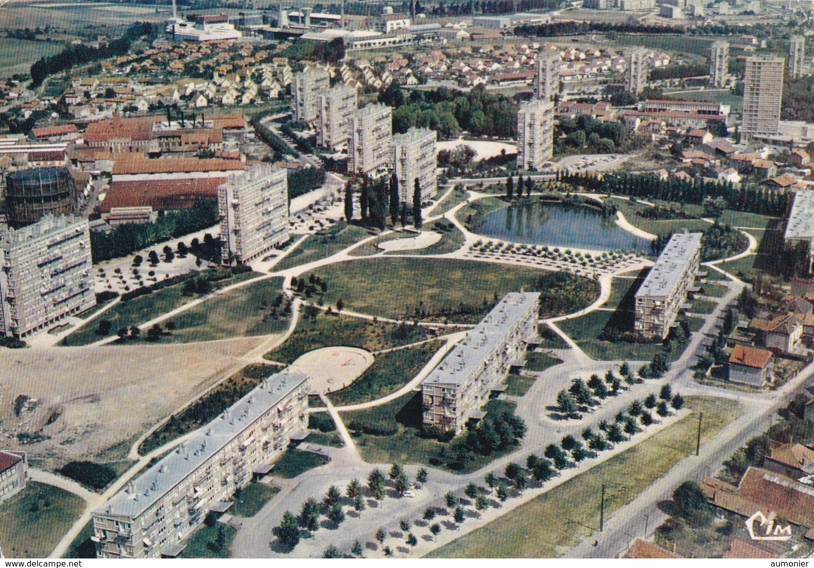 CHALON SUR SAONE  ( 71 )  Vue Aérienne De La Cité HLM Des Aubépins - Chalon Sur Saone