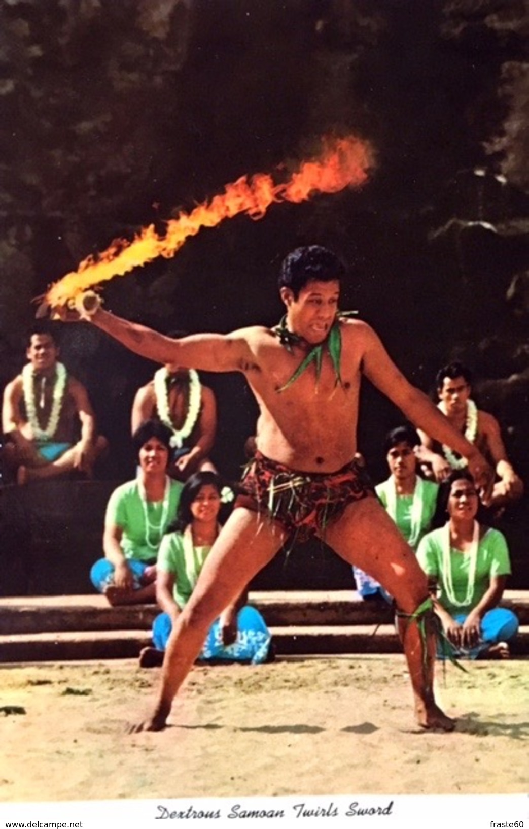 # Samoa Américaine - Dextrous Samoan Twirls Sword In Exciting Performance At Polynesian Cultural Center - Amerikanisch Samoa