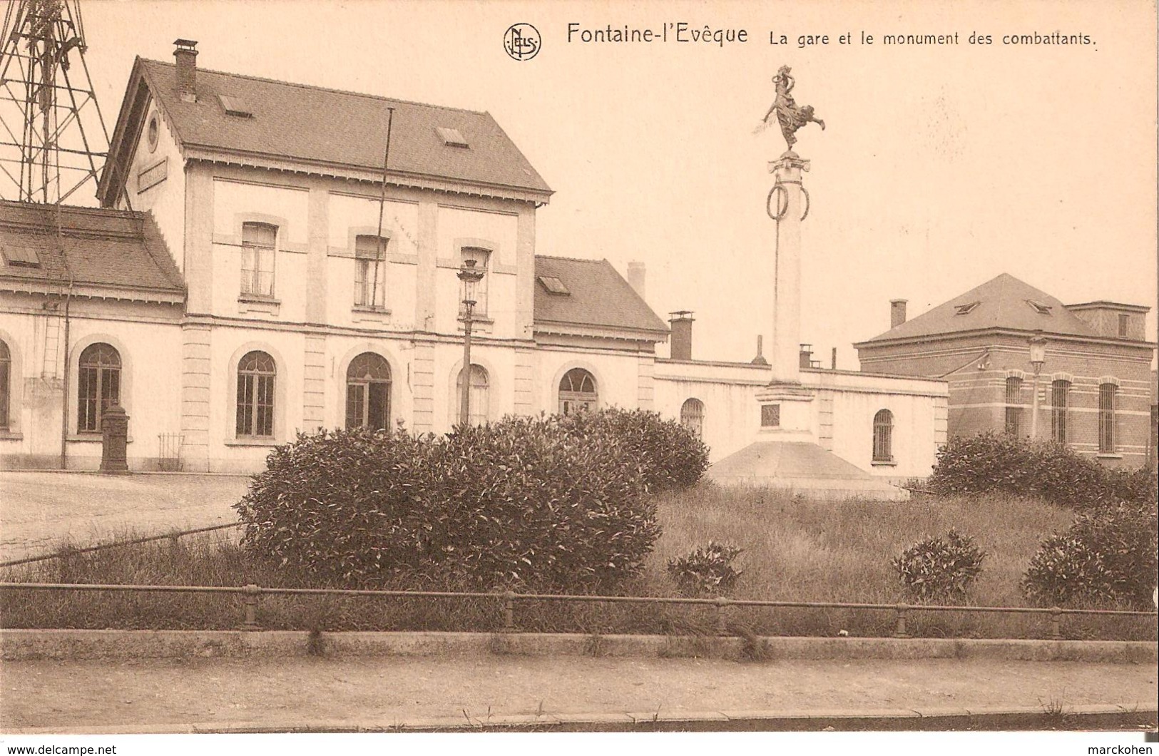 FONTAINE-L´EVÊQUE (6140) : La Gare Et Le Monument Des Combattants. Cliché Très Rare. CPA. - Fontaine-l'Evêque