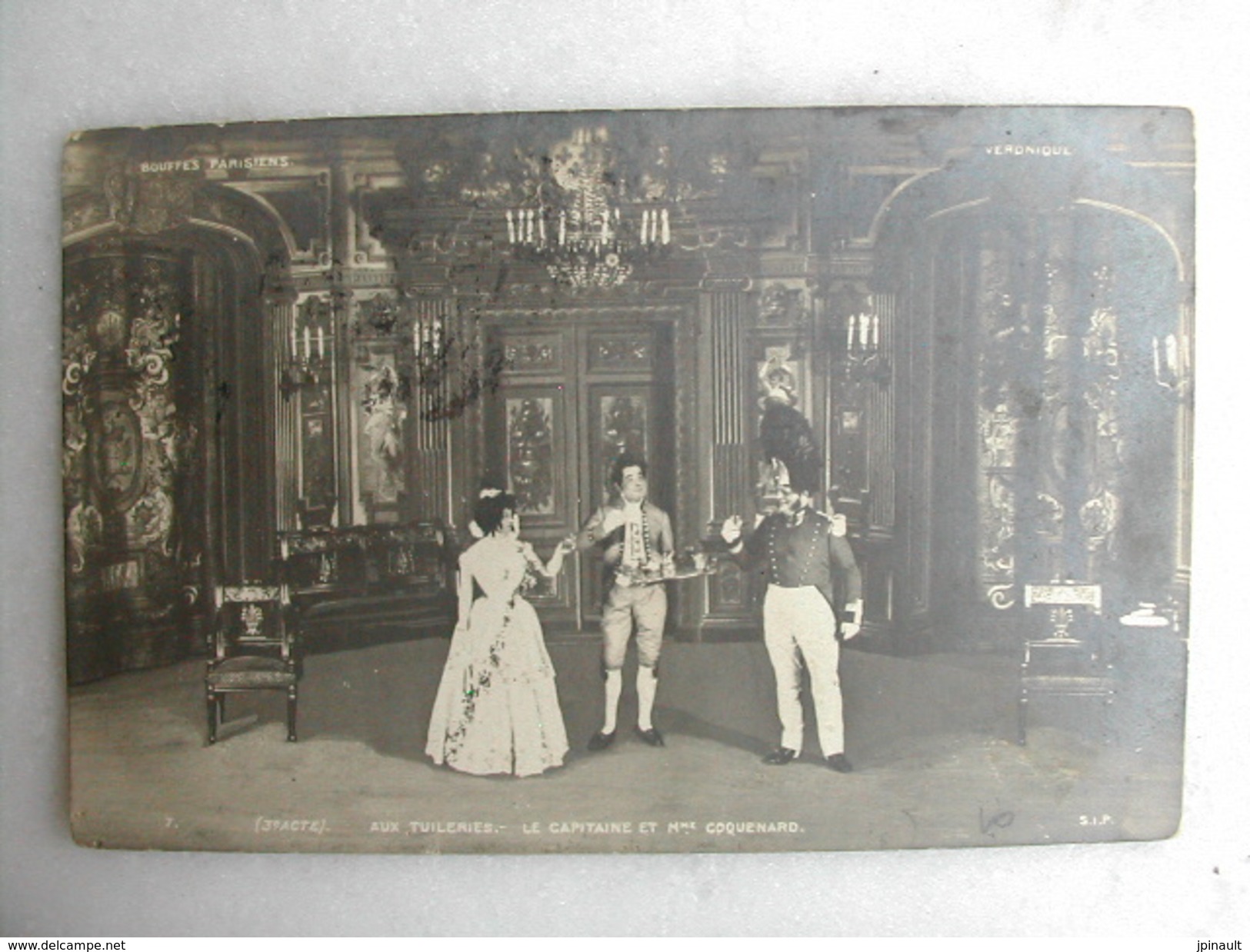 SCENES ET TYPES - Bouffes Parisiens - Véronique - Aux Tuileries - Le Capitaine Et Mme Coquenard - Théâtre