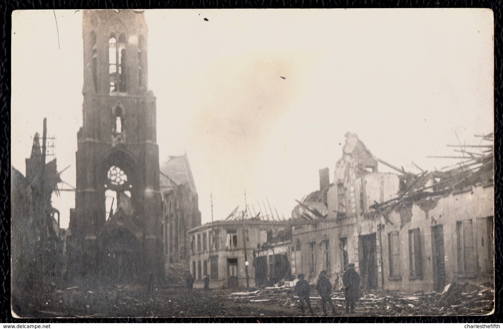 FOTOKAART - MOEDERKAART -- AVELGEM KERK EN HUIZEN NA BOMBARDEMENT - Avelgem