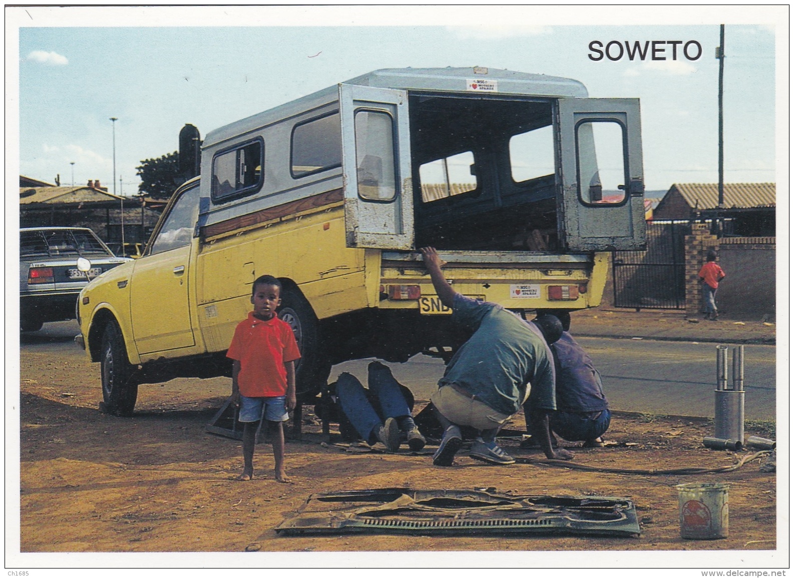 AFRIQUE DU SUD :  SOWETO :  Travailleur Occasionnel Reparant Une Voiture - Afrique Du Sud