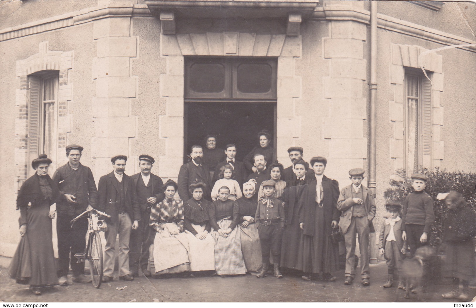 ¤¤  -   Carte-Photo Non Située  -  Groupe De Personnes Devant Une Maison , Café ??  - Voir Le Texte Au Dos    -  ¤¤ - Unclassified