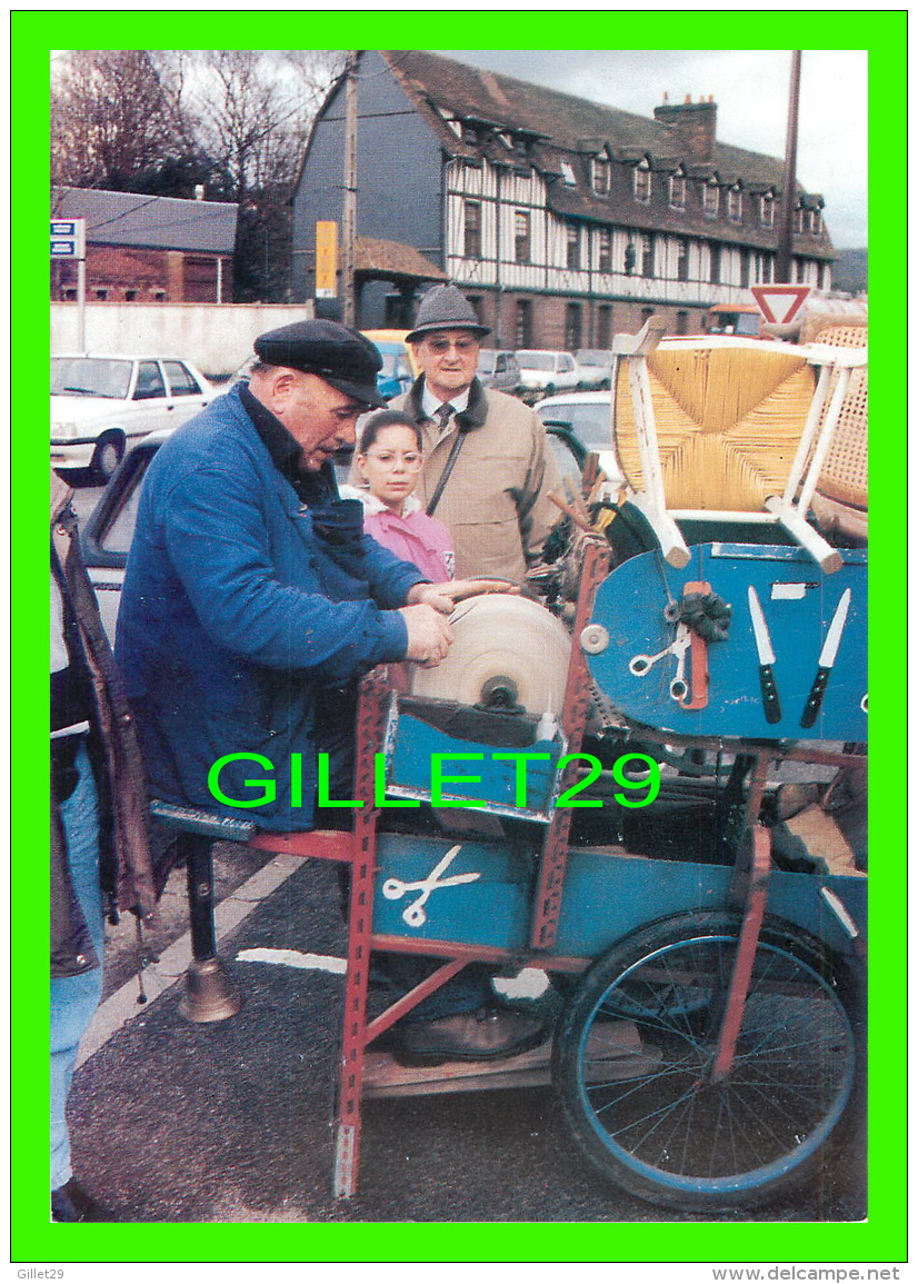 MÉTIERS - RÉMOULEUR, RUE DES MARTYRS À MAROMME (76) - MONSIEUR DELAGE - SALON DE LA VALLÉE DE CAILLY EN 1993 - - Marchands Ambulants