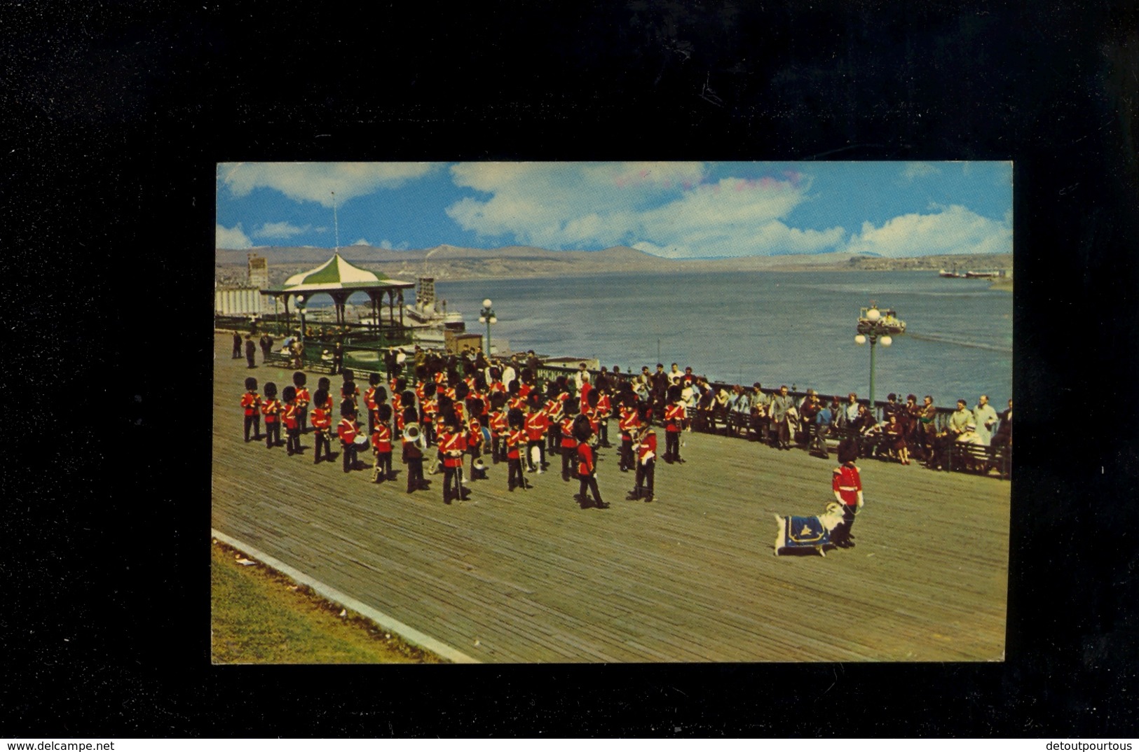 QUEBEC Canada : Fanfare Du 22e Régiment Sur La Terrasse Dufferin 1967 / Chèvre Mascotte Goat Geiten - Québec - La Citadelle