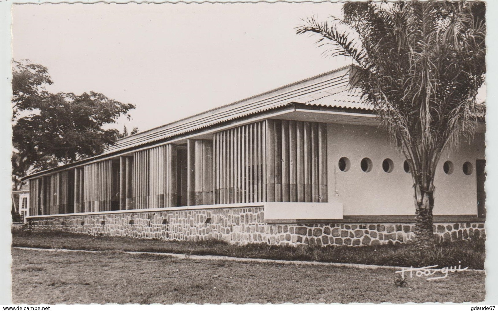 BRAZZAVILLE (CONGO) - LE RELAIS HOTEL - UN BUNGALOW - Brazzaville