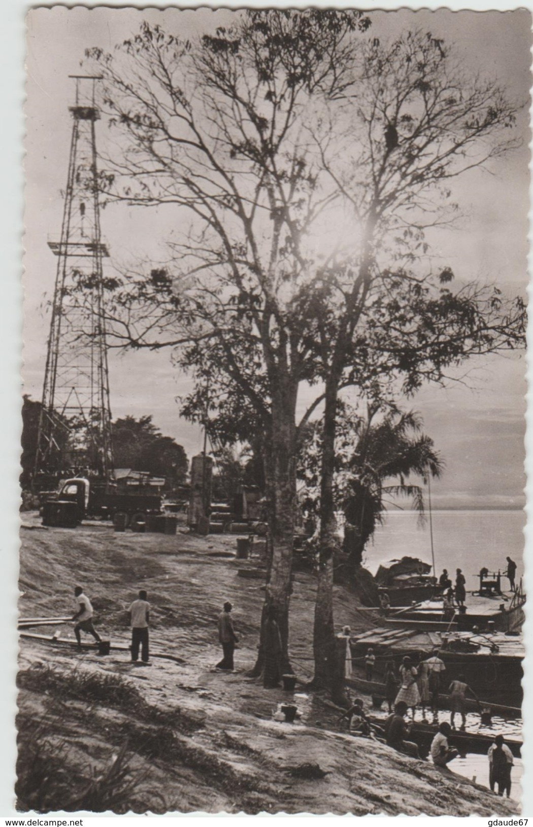 GABON - DERRICK O.U.5 DE LA SOCIETE DES PETROLES A.E.F AU BORD DE L'OUBANGUI - Gabon