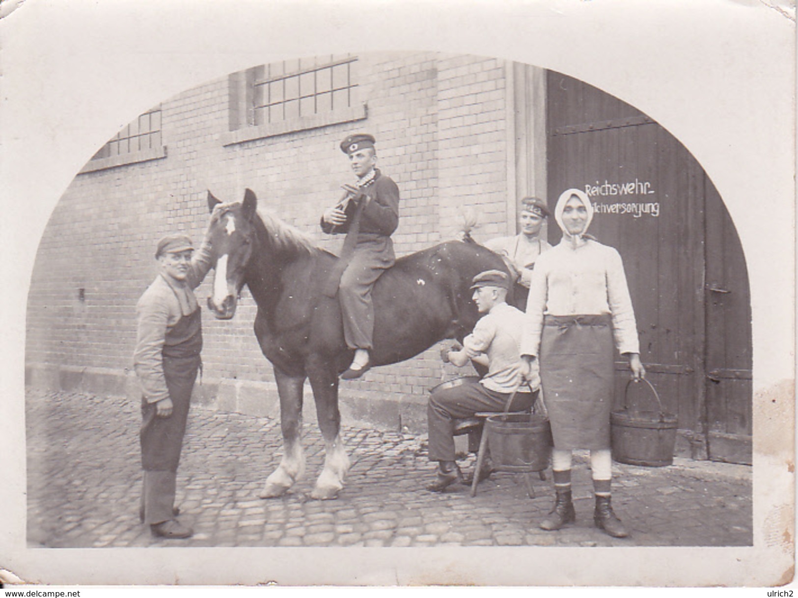 Foto Deutsche Soldaten Beim Melken Einer Stute - Reichswehr Milchversorgung - 1. WK - 11*8cm (26507) - Krieg, Militär