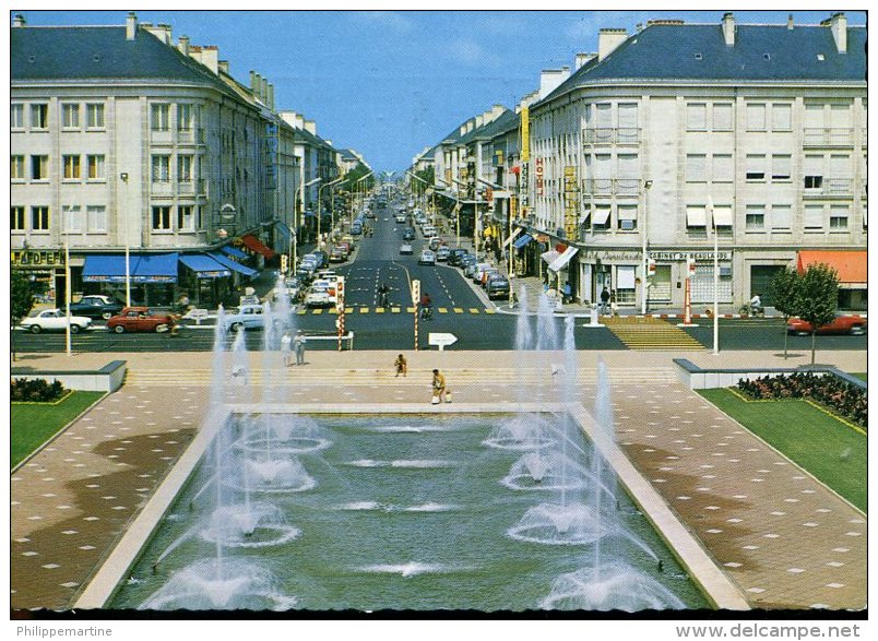 44 - Saint Nazaire : Les Fontaines Lumineuses De L'Hôtel De Ville Et La Rue De La République - Saint Nazaire