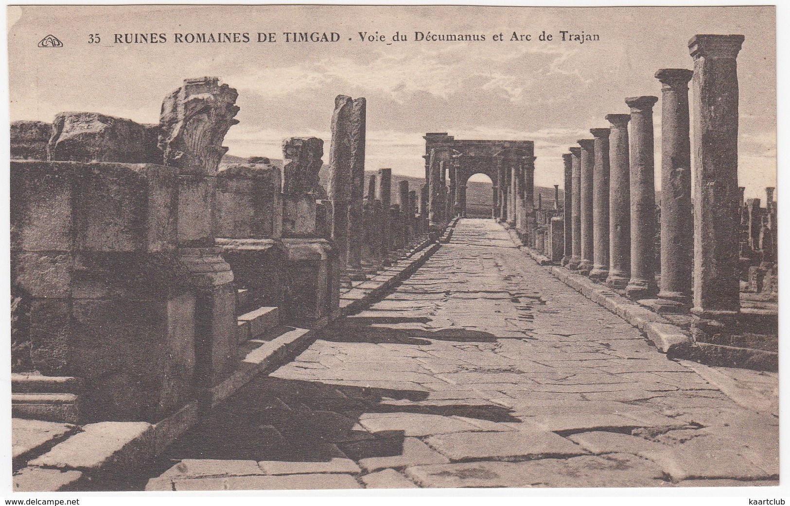 Timgad: Voie Du Décumanus Et Arc De Trajan  - 35 - Ruines Romaines De Timgad - (Algerie) - Plaatsen