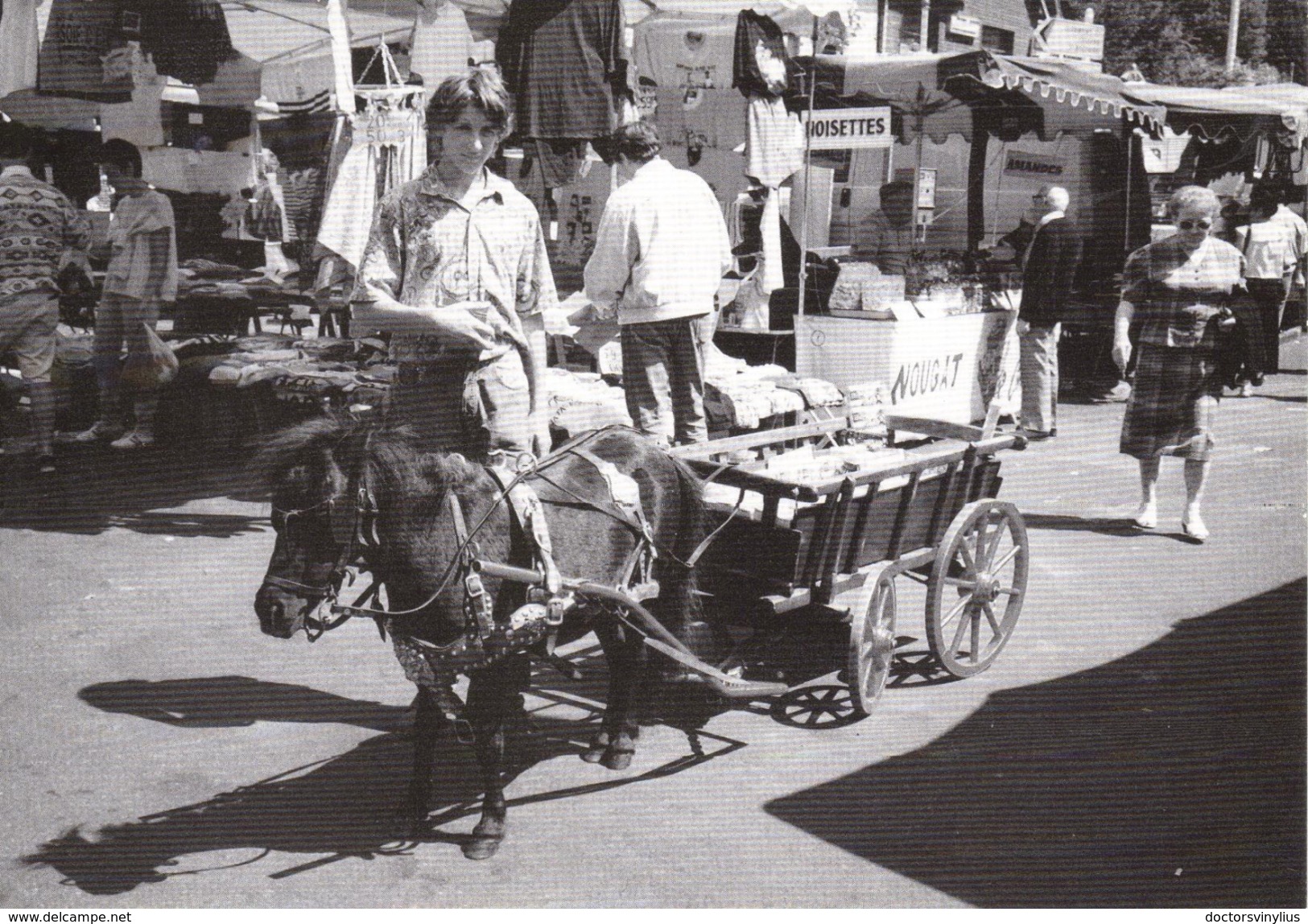 L'AVENTURE CARTO - MARCHAND DE BONBONS SUR LE MARCHE - LE MONT DORE (63) - 1991 - Street Merchants