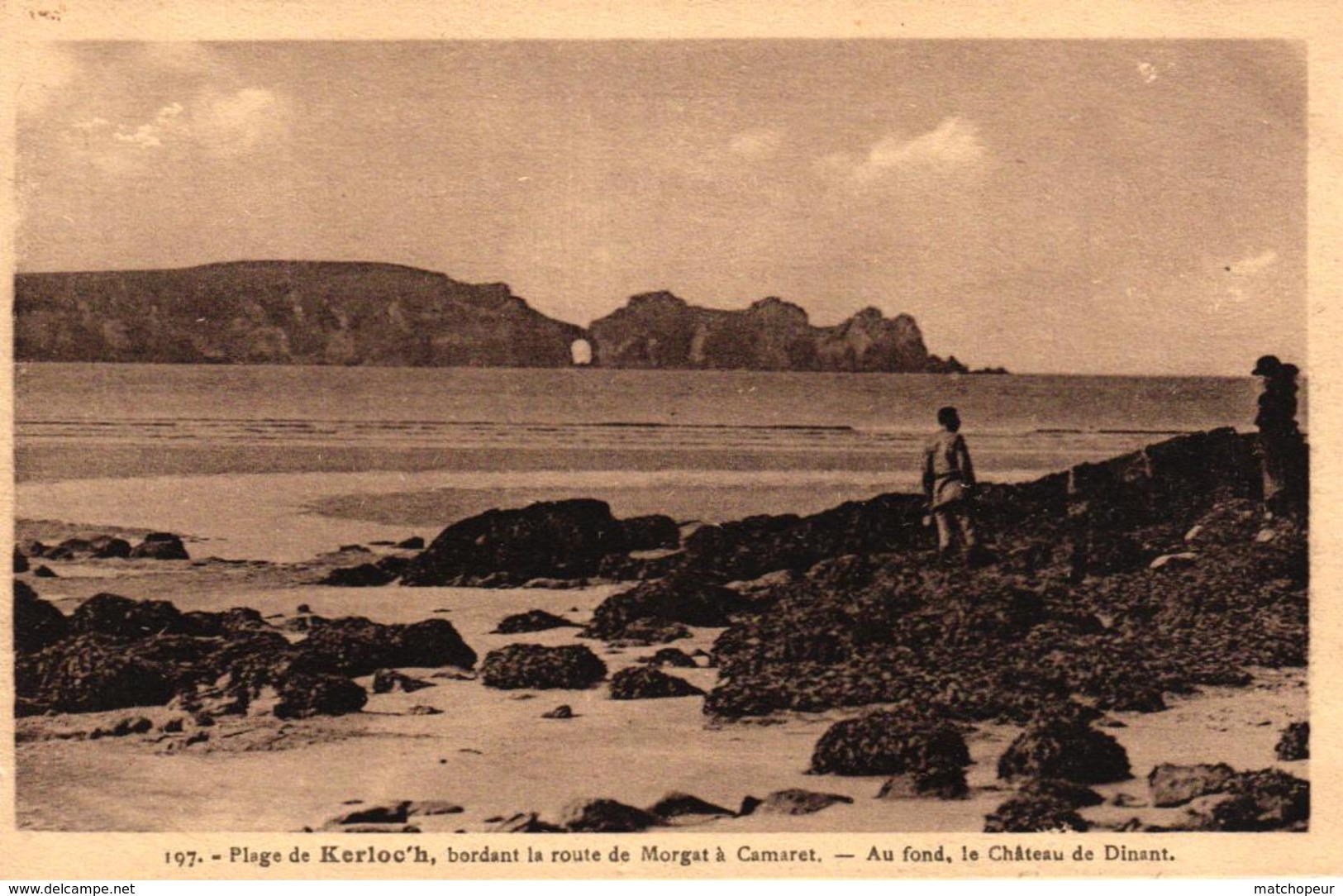 PLAGE DE KERLOC'H BORDANT LA ROUTE DE MORGAT A CAMARET -29- AU FOND LE CHATEAU DE DINARD - Autres & Non Classés