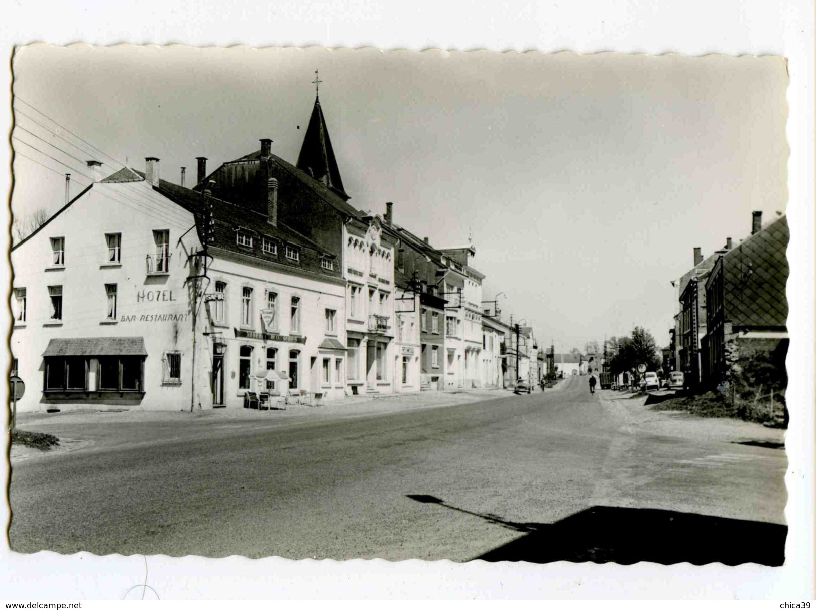 C 19013  -  Etalle  -  La Grand'rue Et L'Eglise  -  Photo Véritable - Etalle