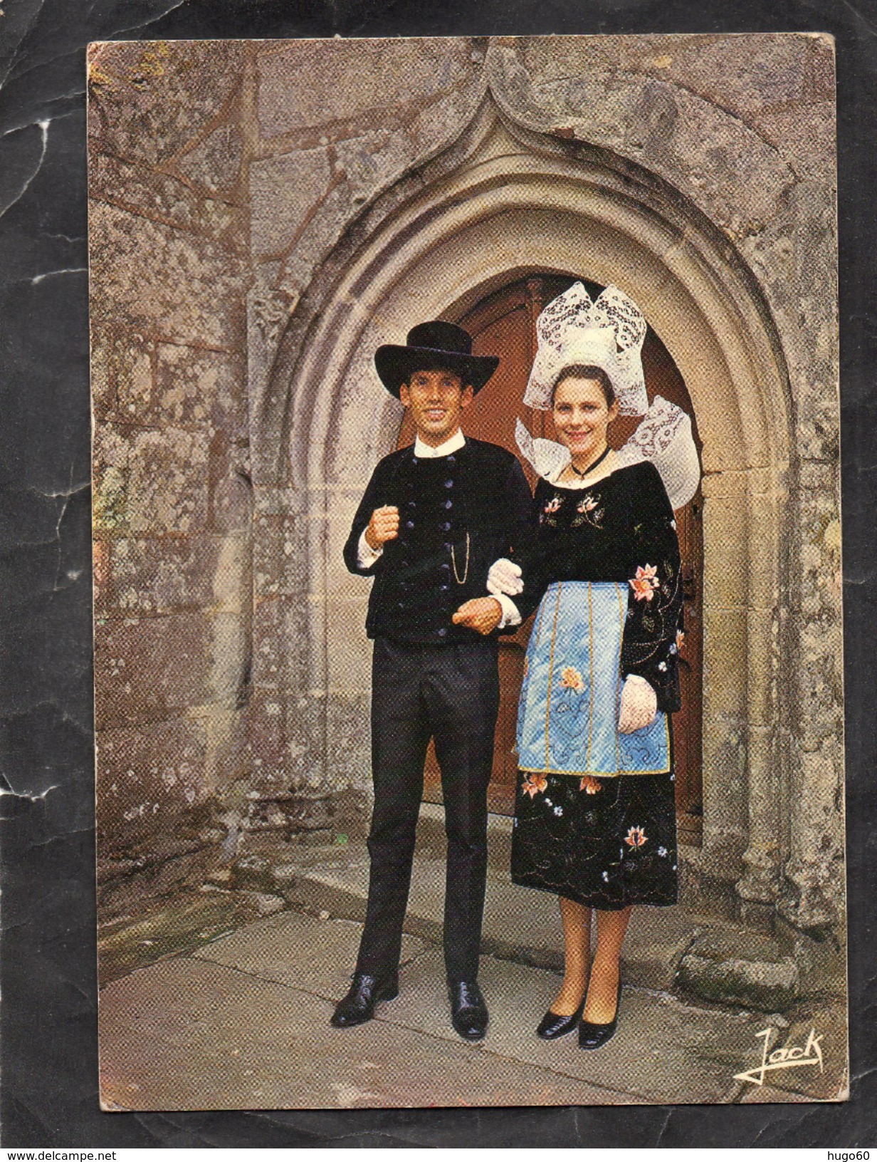 29 - LA FORET-FOUESNANT - Couple En Costumes Devant Le Porche De L'église - La Forêt-Fouesnant