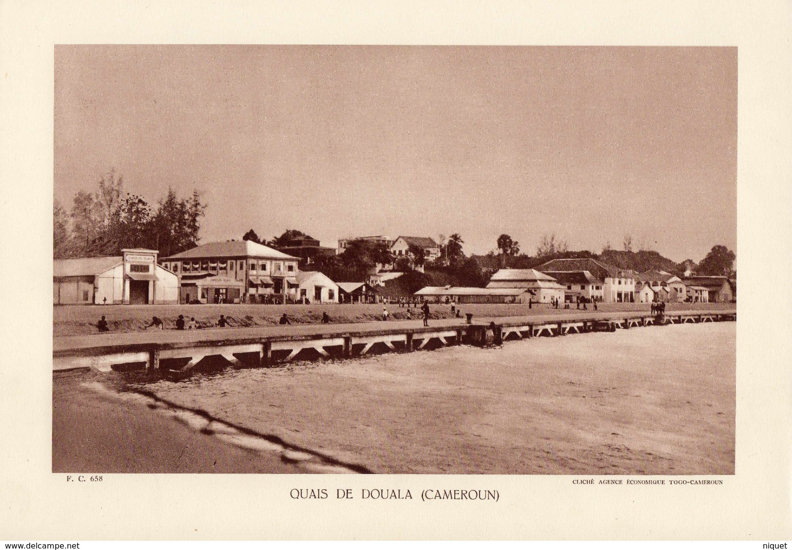 QUAIS DE DOUALA, CAMEROUN,  Animée, Planche Densité = 200g, Format: 20 X 29 Cm, (Agence Economique Togo-Cameroun) - Documents Historiques