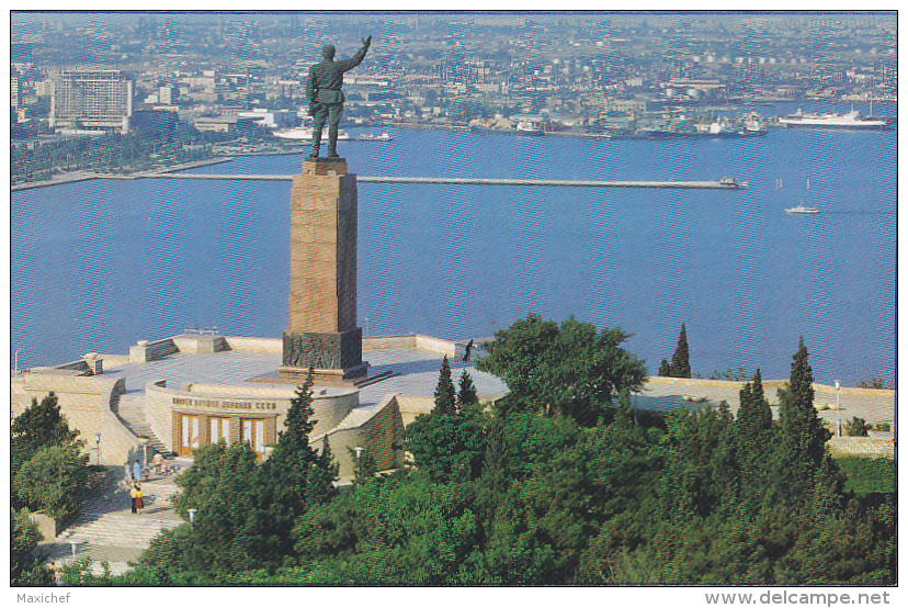 Carton Photo, Format 9 X 13.8 - Baku - Statue De Lénine Surplombant Le Port - Pas Circulé, Carte Coupée - Azerbaigian