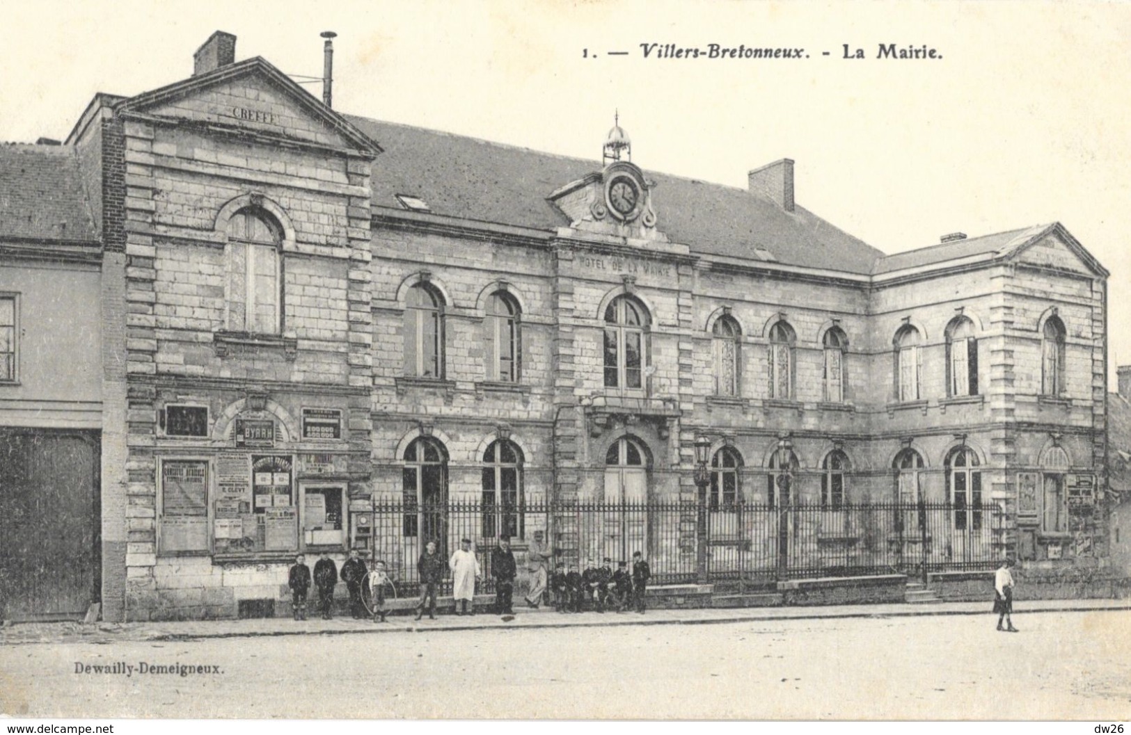 Villers-Bretonneux (Somme) - Belle Animation Devant La Mairie - Edition Dewailly-Demeigneux - Villers Bretonneux