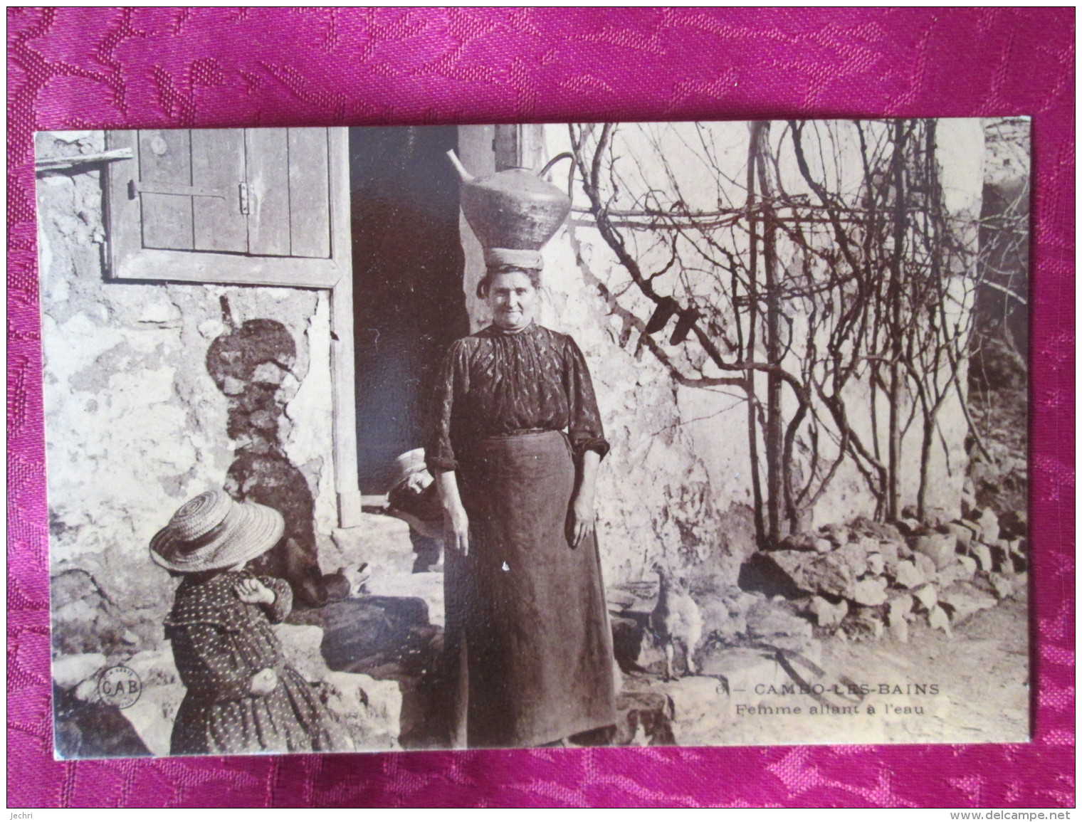 CAMBO LES BAINS FEMME ALLANT A L EAU  . CARTE PHOTO - Cambo-les-Bains