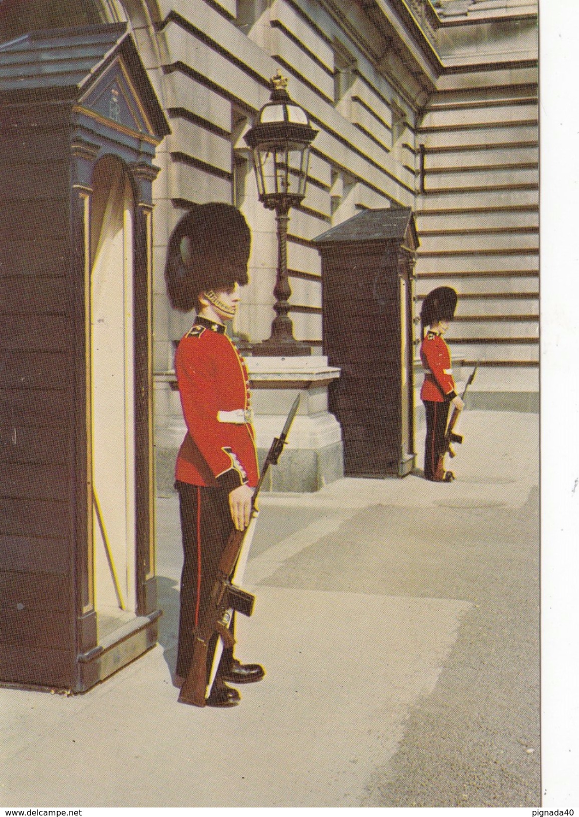 G , Cp , MILITARIA , LONDON , Irish Guards On Sentry Duty At Buckingham Palace - Personnages