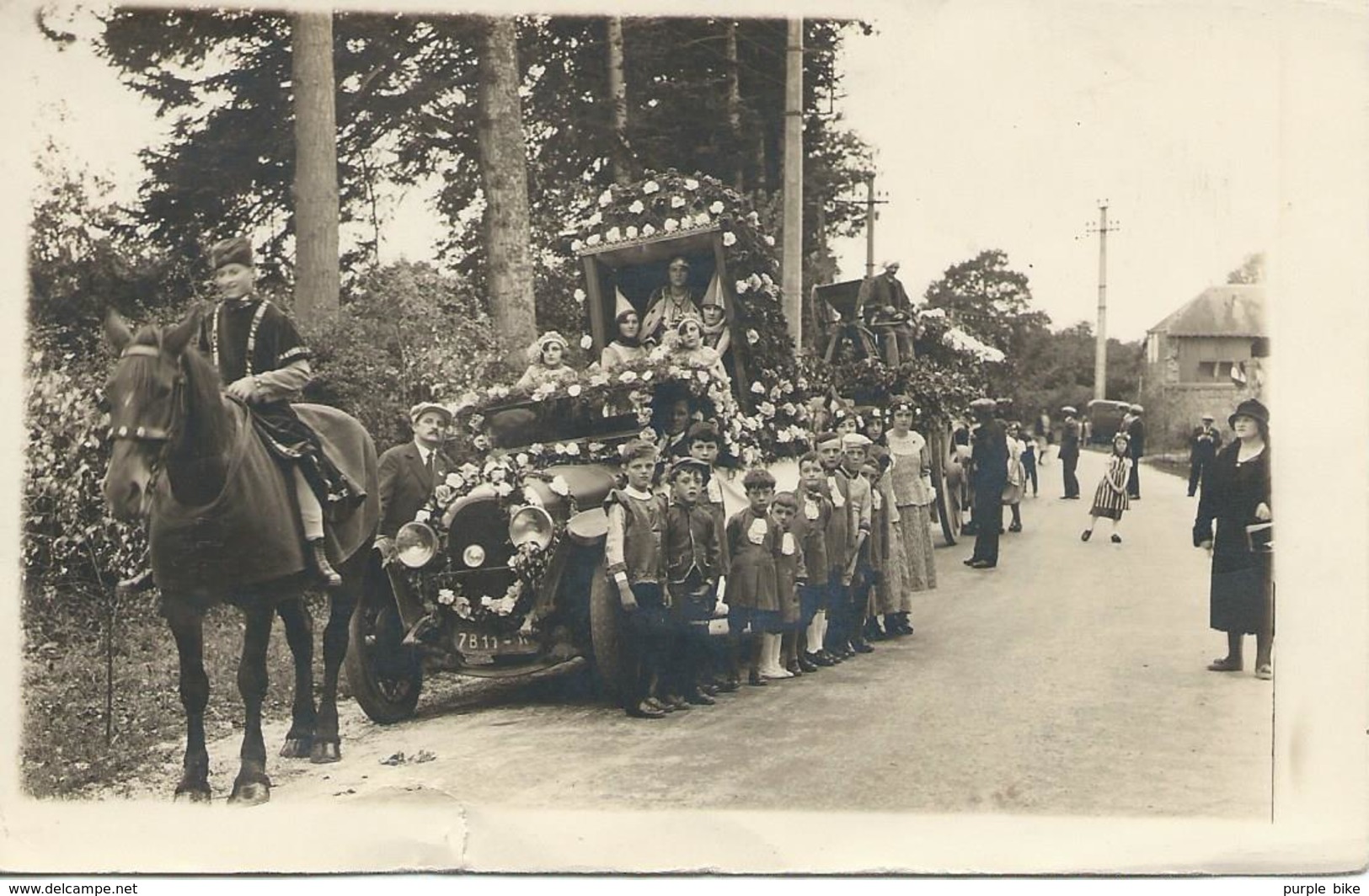 BELLE CARTE PHOTO D UN CHAR DE LA REINE - AUTOMOBILE - FETE A SITUER - Confins De L'Orne Et De La Sarthe ? - To Identify