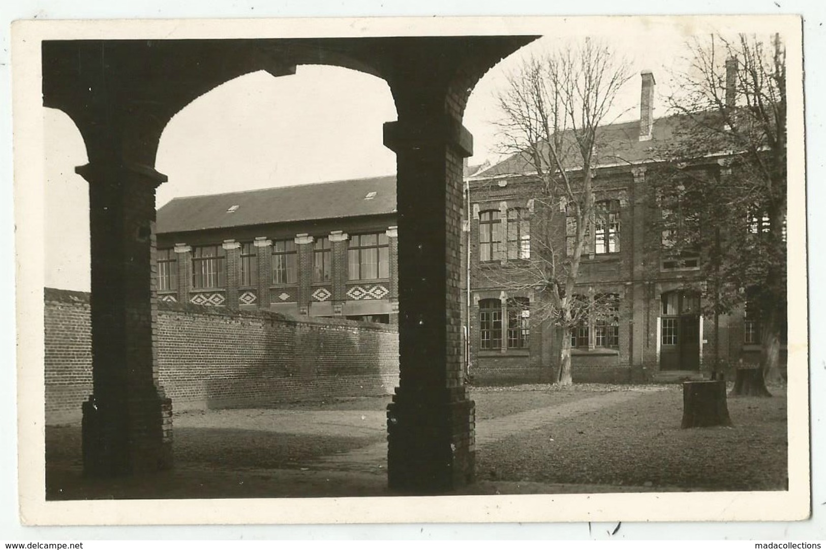 Rosieres En Santerre  (80.Somme) Les Ecoles Vues Du Préau De L'Ecole Des Filles - Rosieres En Santerre