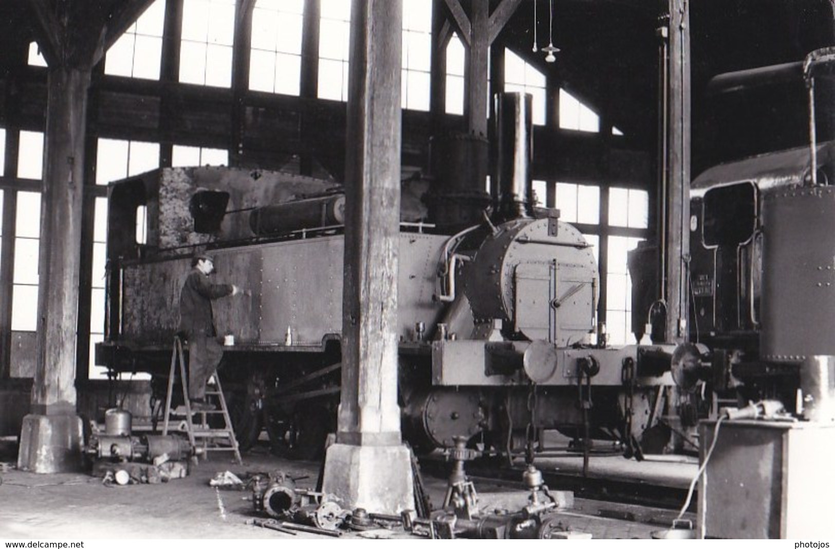 Photo : Locomotive Ancienne En Réparation   à Longueville     Photo Poggi - Trains